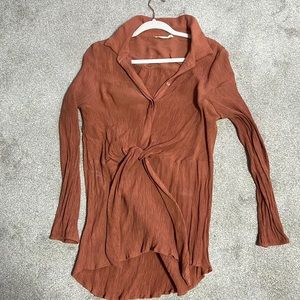 Vici rust color top with tie